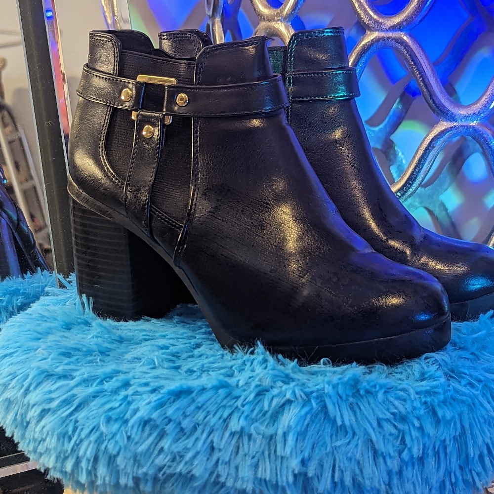 Women's healed bootie